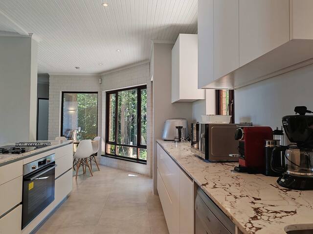 5-Bedroom Sunset Bay Views Stay in Hout Bay gallery image 5