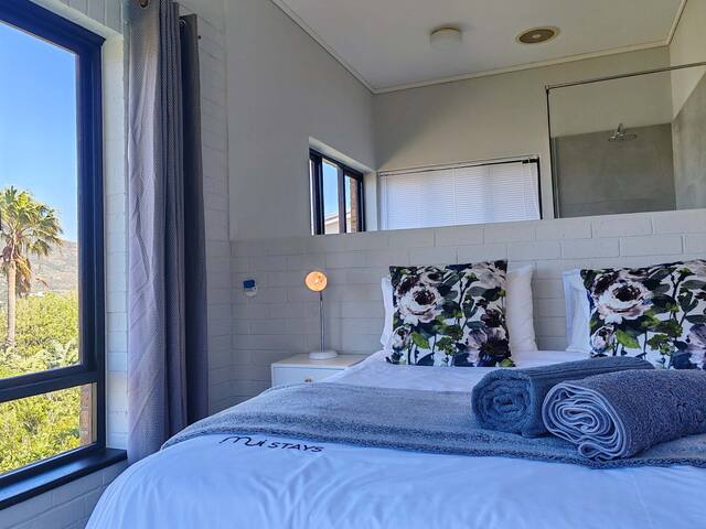 5-Bedroom Sunset Bay Views Stay in Hout Bay gallery image 2