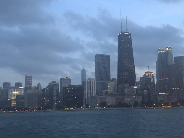 Luxurious Lincoln Park Home: Gourmet Kitchen, City gallery image 2