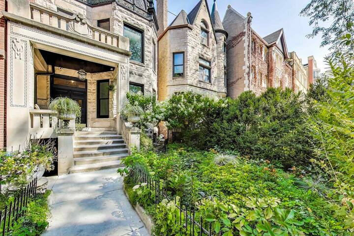 Luxurious Lincoln Park Home: Gourmet Kitchen, City gallery image 3