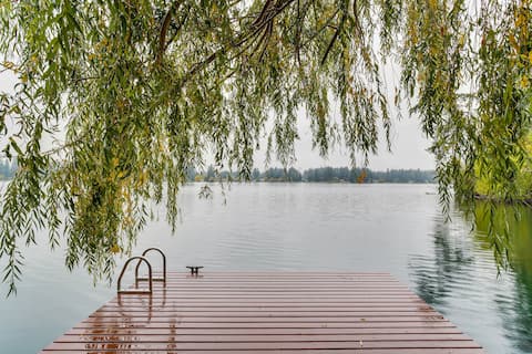 'Lakehouse Living' Quiet Waterfront Escape w/ Dock