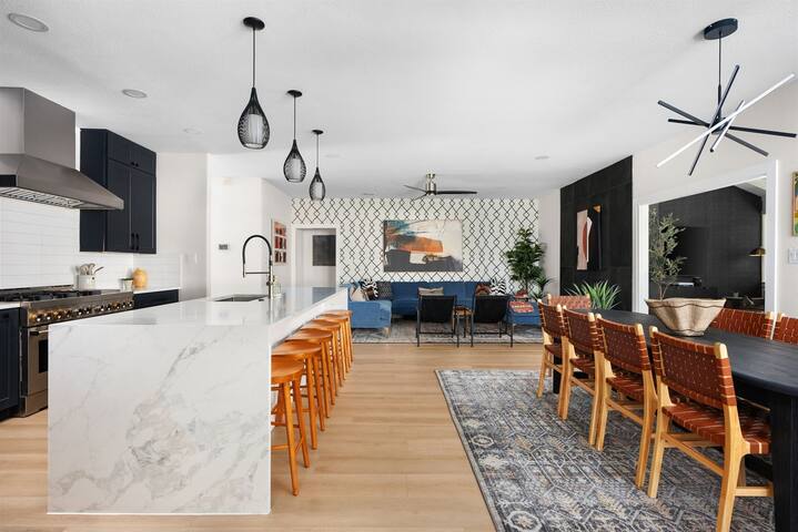 ~La Mariposa~ Best Backyard in Austin ~Sleeps 25 gallery image 3