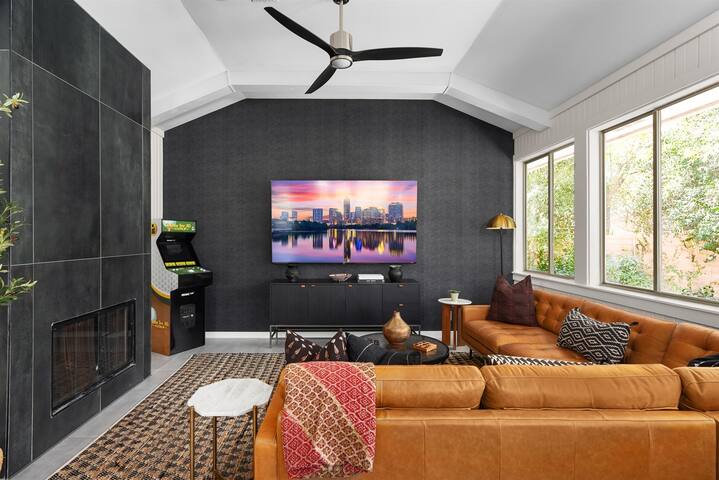 ~La Mariposa~ Best Backyard in Austin ~Sleeps 25 gallery image 4