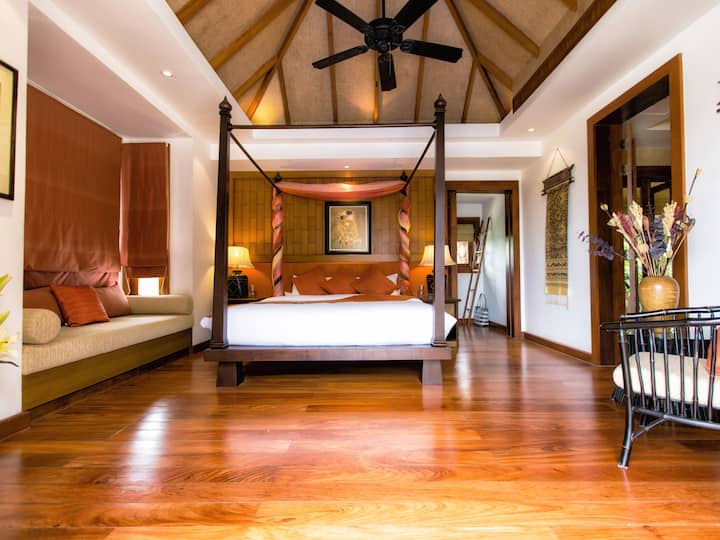 Baan Surin Sawan - Opulent master bedroom