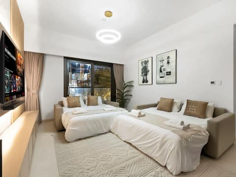 Top performing Airbnb: 10 mins walk to Dubai Mall & Burj - Lux 2 bed in Burj Khalifa