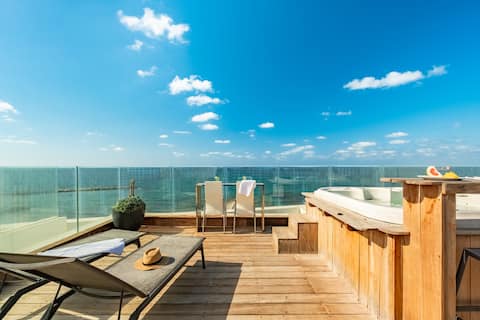 High-End Beach Penthouse with Rooftop Jacuzzi