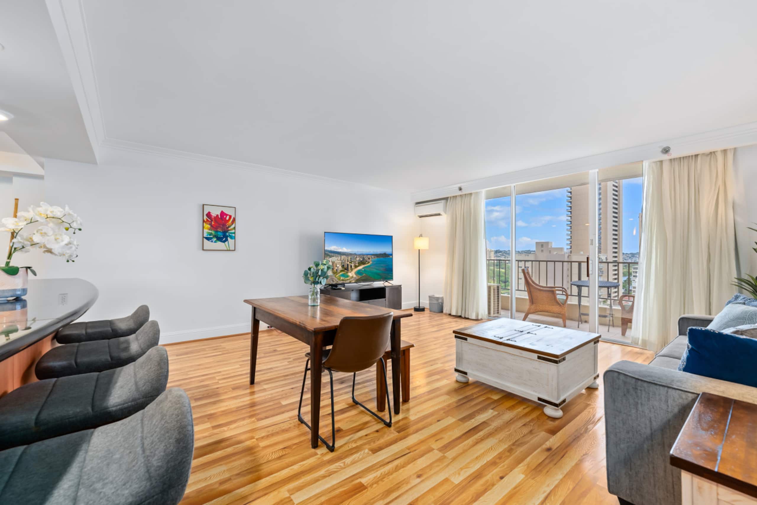 Honu Hale Waikiki: 2BDR  Spacious Panoramic View - Image 2