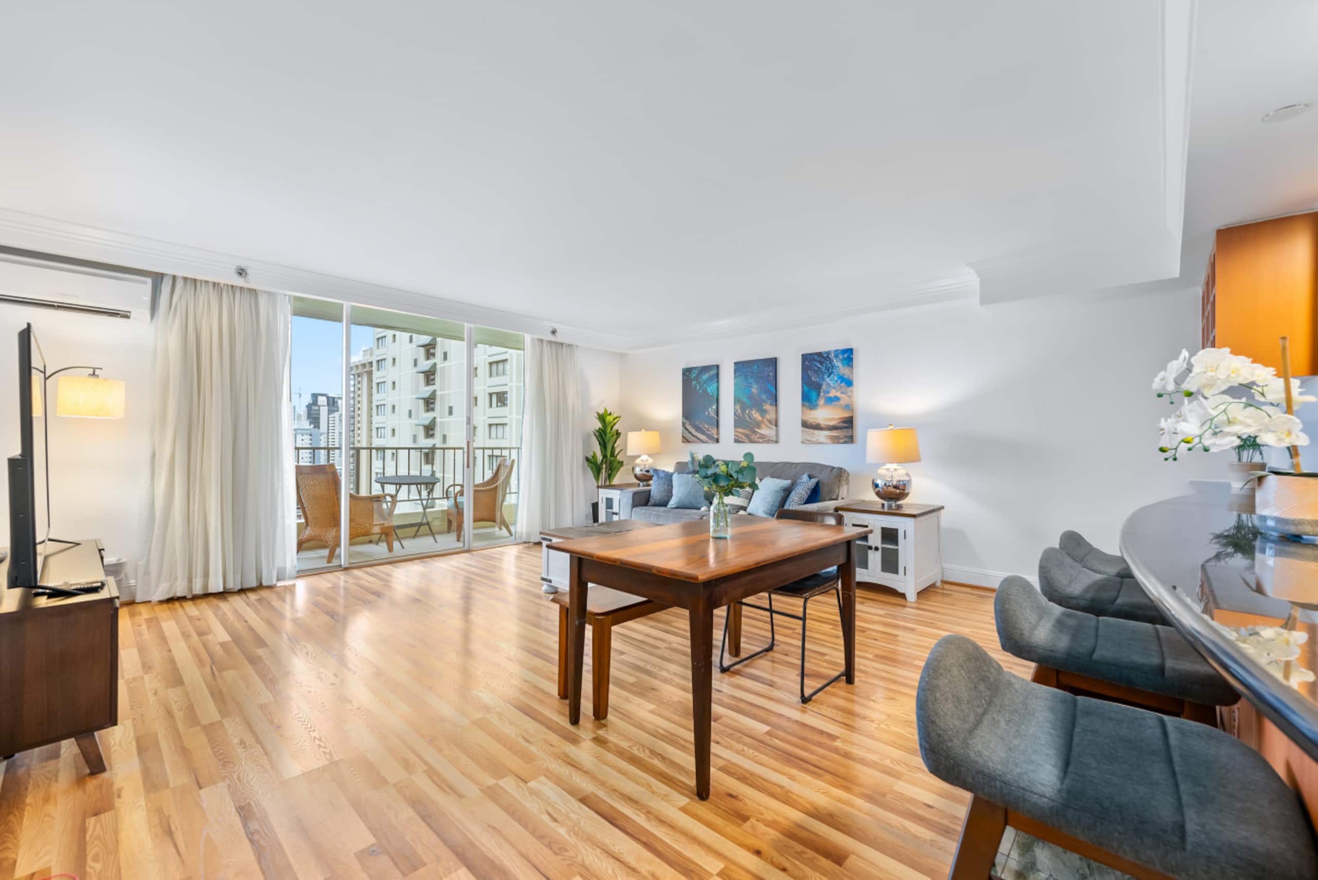 Honu Hale Waikiki: 2BDR  Spacious Panoramic View - Image 3