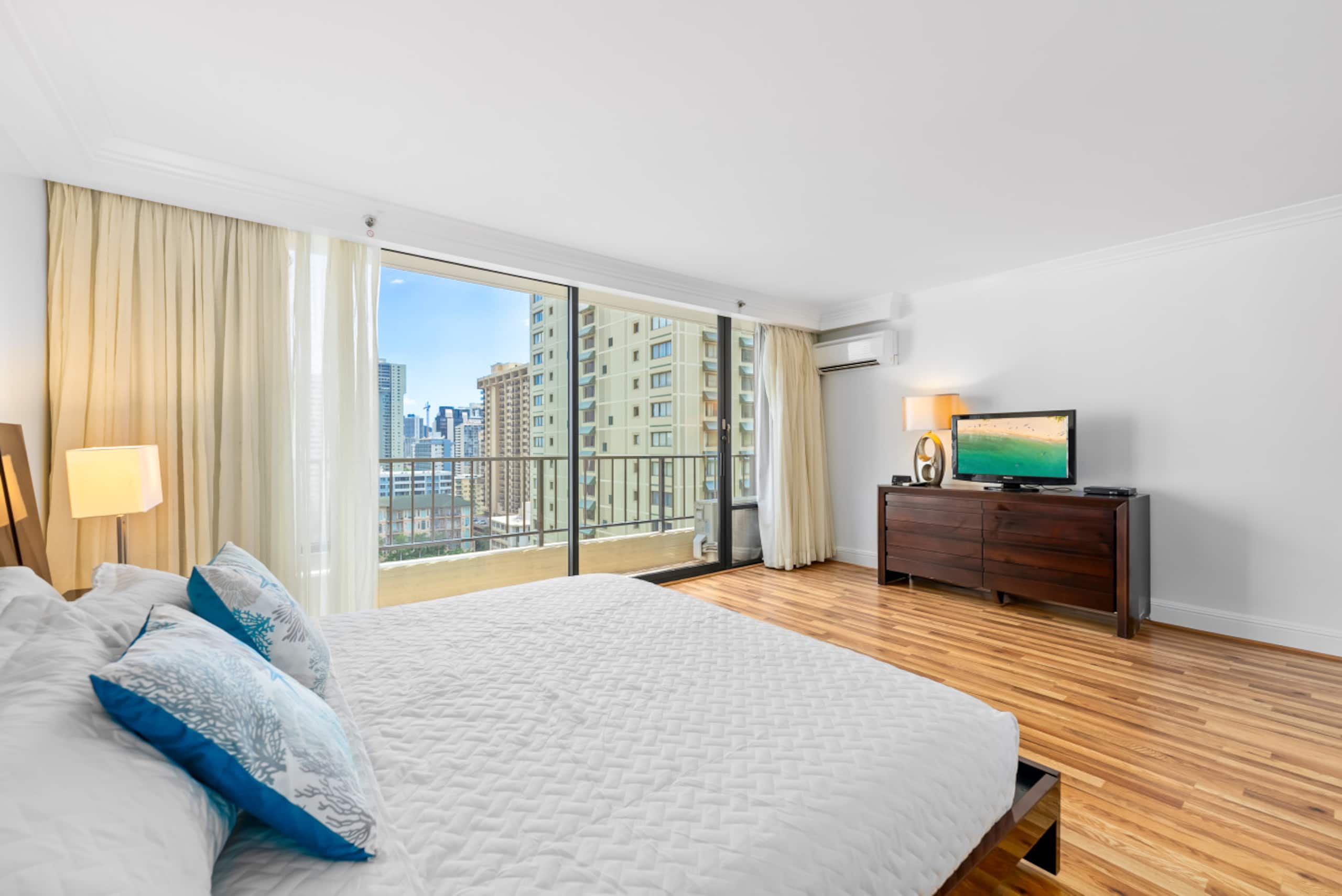 Honu Hale Waikiki: 2BDR  Spacious Panoramic View - Image 15