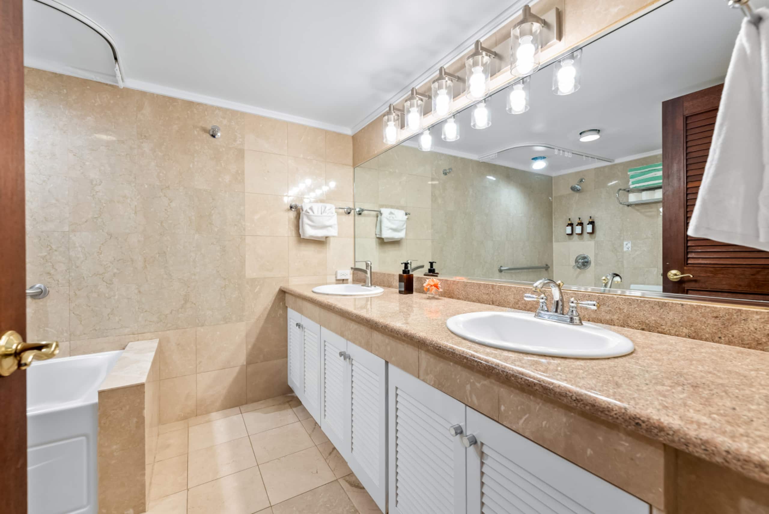 Honu Hale Waikiki: 2BDR  Spacious Panoramic View - Image 25