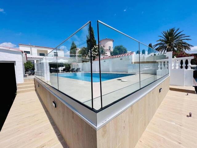 Aloha Goertz House with mooring and pool gallery image 4