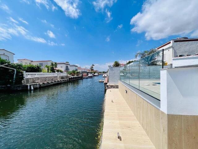 Aloha Goertz House with mooring and pool gallery image 2