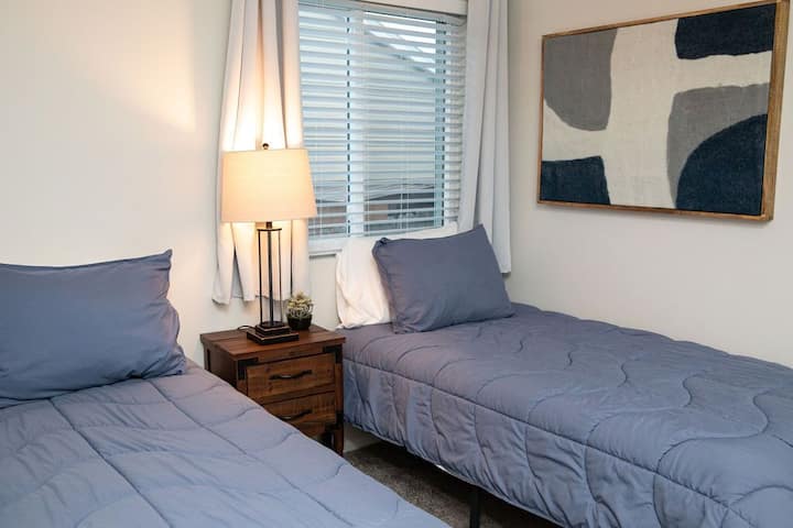 Spavaća soba 3 s (2) dvostrukim madracima. Soba je okrenuta prema susjedima.