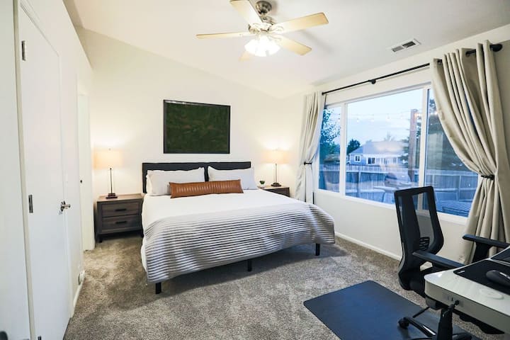 Glavna spavaća soba s madracem za veliki bračni krevet i radnom stanicom za sjedenje/stajanje.