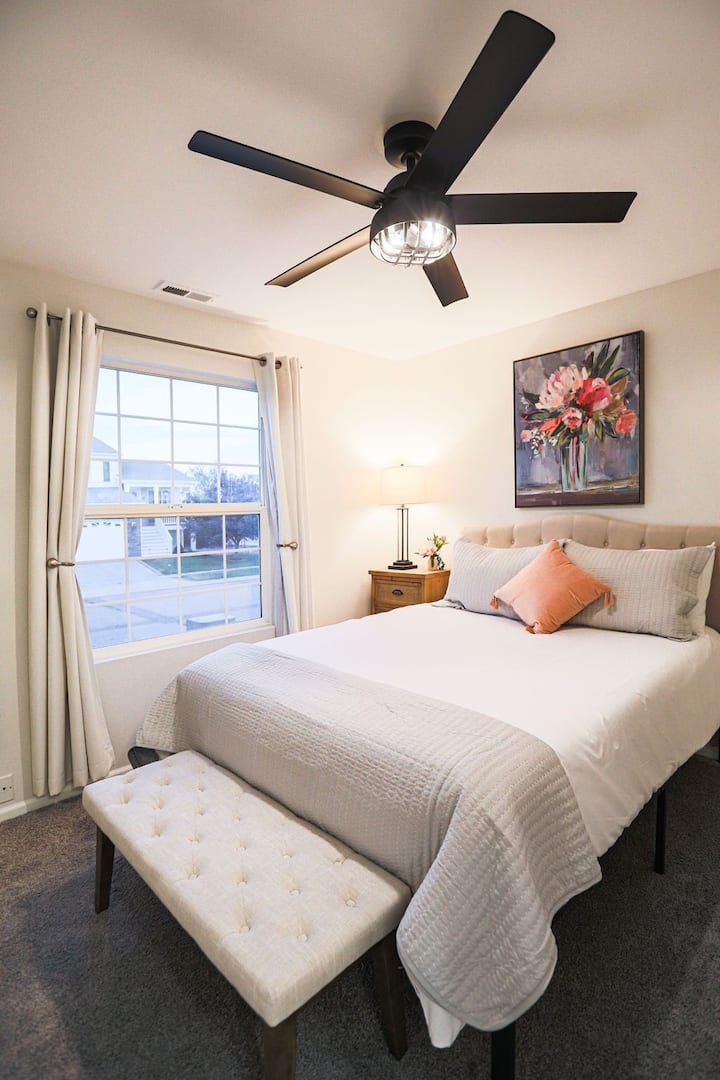 Spavaća soba 2 s bračnim madracem. Soba je okrenuta prema ulici.