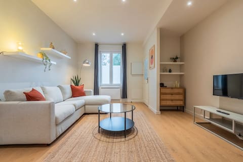 Quiet 2 bedroom house, near tram