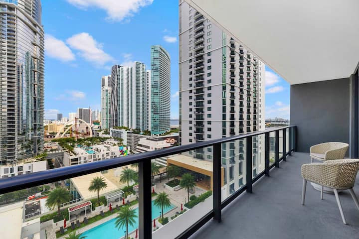 Bright 1br | Resort Pool | Steps To Fan Fest - Miami, FL