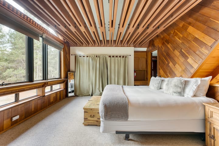 Основната спалня има суперголямо двойно легло и баня със самостоятелна баня.