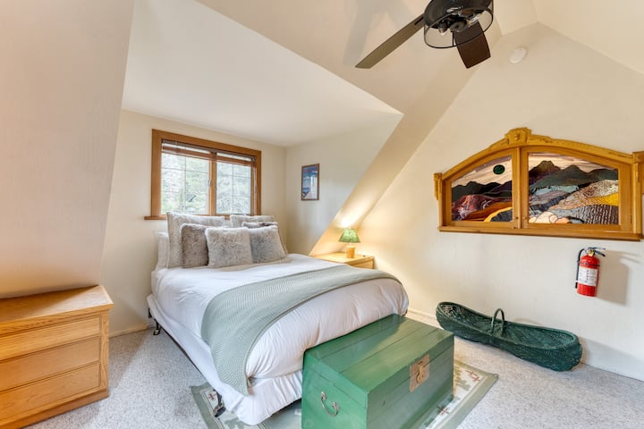 Спалня 2 има двойно легло и самостоятелна баня. Моля, обърнете внимание, че тази стая е лофт без врата на спалнята.