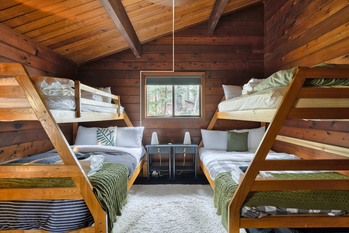 Mid-Century Cabin Hideaway - Hot Tub & Fire Pit - Houses for Rent