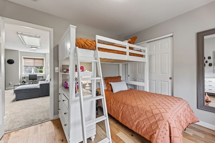 Gastenkamer met twee eenpersoonsbedden, een loft. Veel kinderspeelgoed, boeken en entertainment.