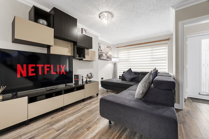 Spacious, Sleeps 8, 5 Mins to MCR City Centre!