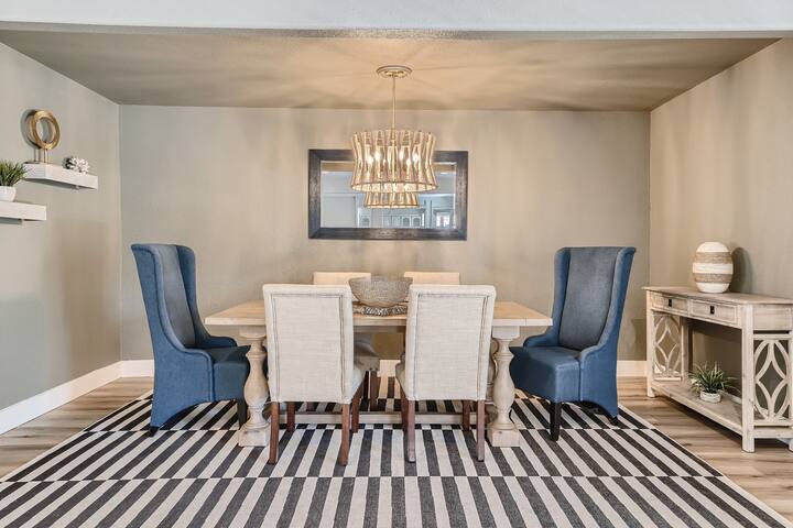 Lux life! Central location for business or play! gallery image 2