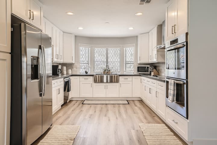 Lux life! Central location for business or play!