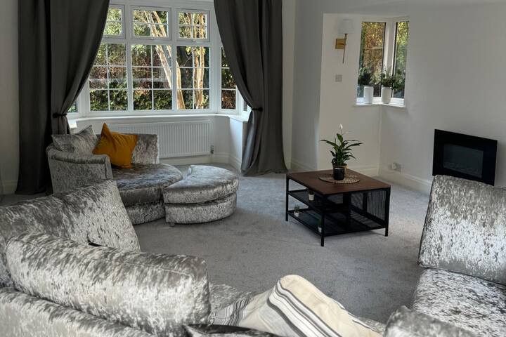 Manchester City Oasis – Spacious 5 Bedroom House gallery image 5