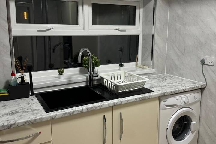 Manchester City Oasis – Spacious 5 Bedroom House gallery image 3