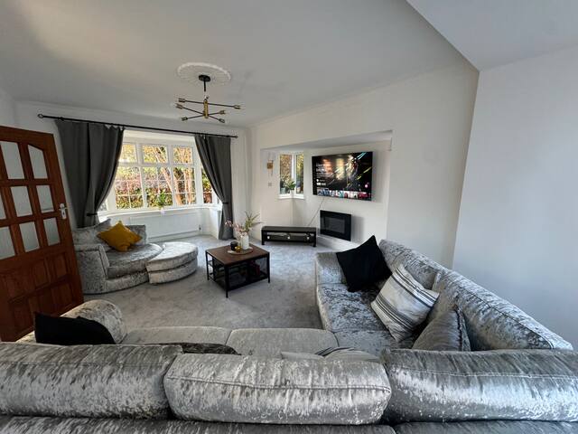 Manchester City Oasis – Spacious 5 Bedroom House gallery image 4