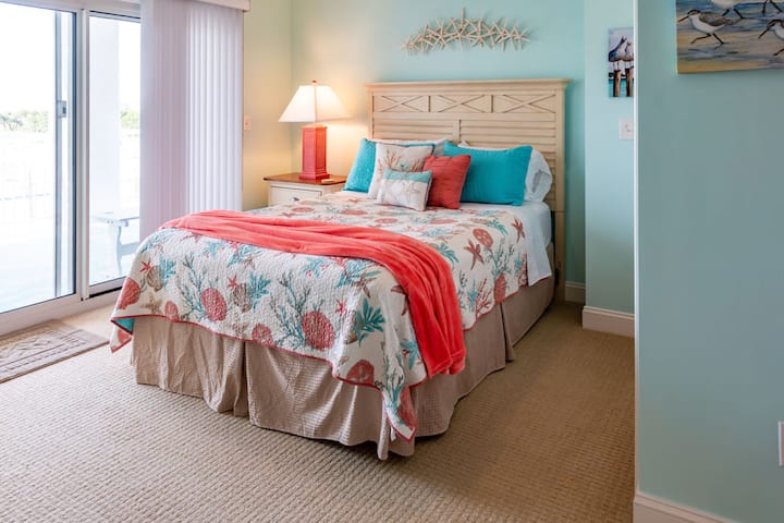 חדר שינה 2 כולל מיטת קווין סייז נוחה, מרפסת פרטית וחדר רחצה צמוד משלו לנוחות אולטימטיבית.