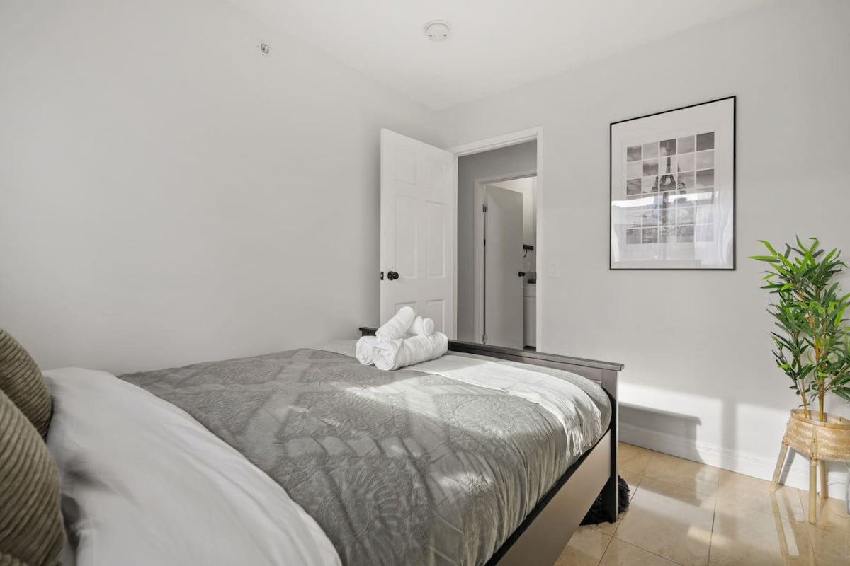 El dormitorio 2 ofrece una cama tamaño queen con sábanas de lujo, creando un espacio cómodo y sereno para una noche de descanso perfecto.