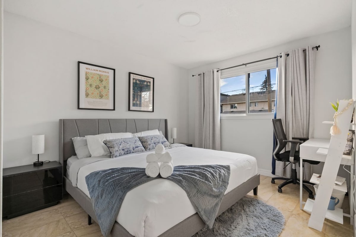 Relájate en el dormitorio 1 con una cama tamaño king, un espacio de oficina privado para trabajar o estudiar y persianas opacas para garantizar una noche de sueño reparador.