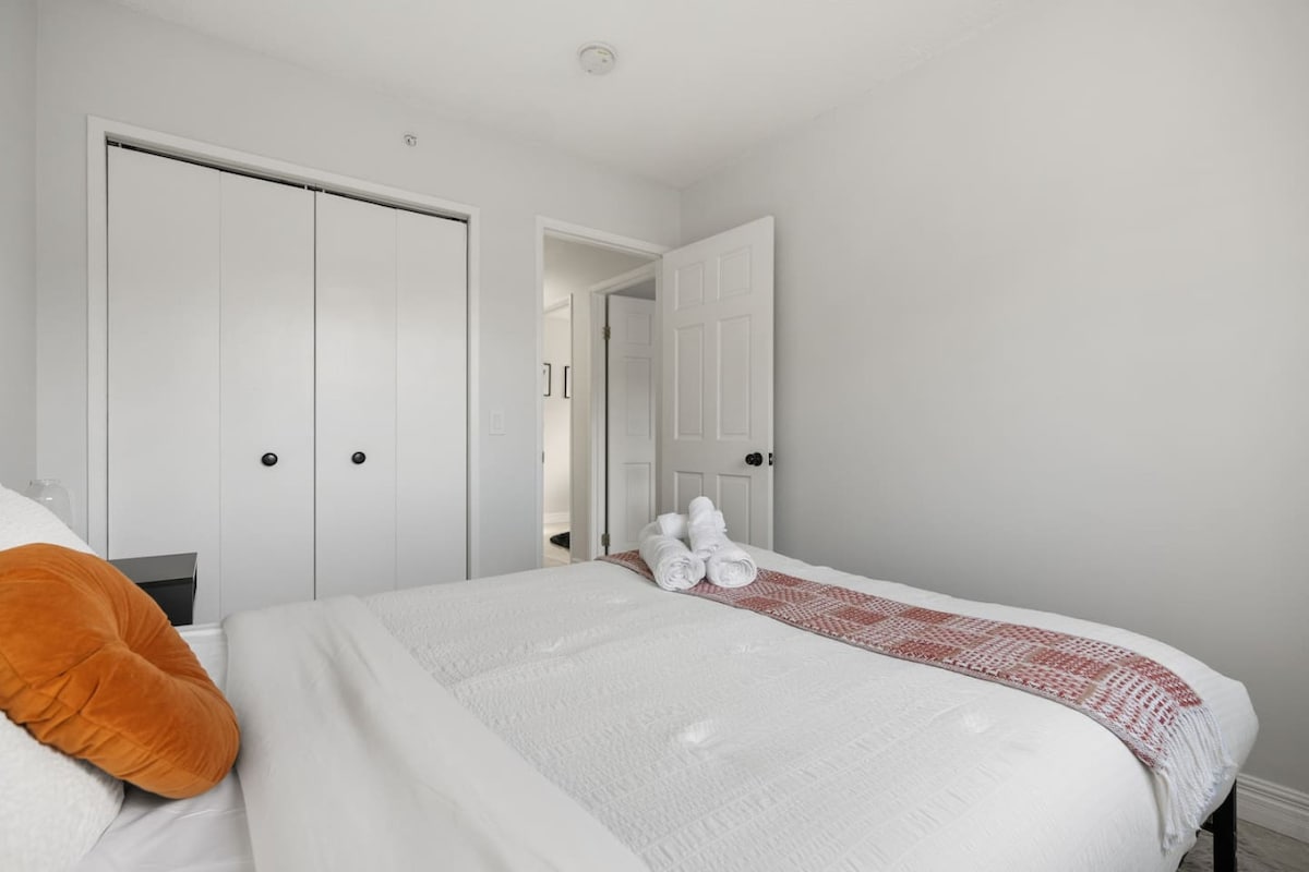 Al igual que el dormitorio 2, el dormitorio 3 cuenta con una cama tamaño queen con sábanas de primera calidad, que proporciona un ambiente acogedor y acogedor para la relajación.