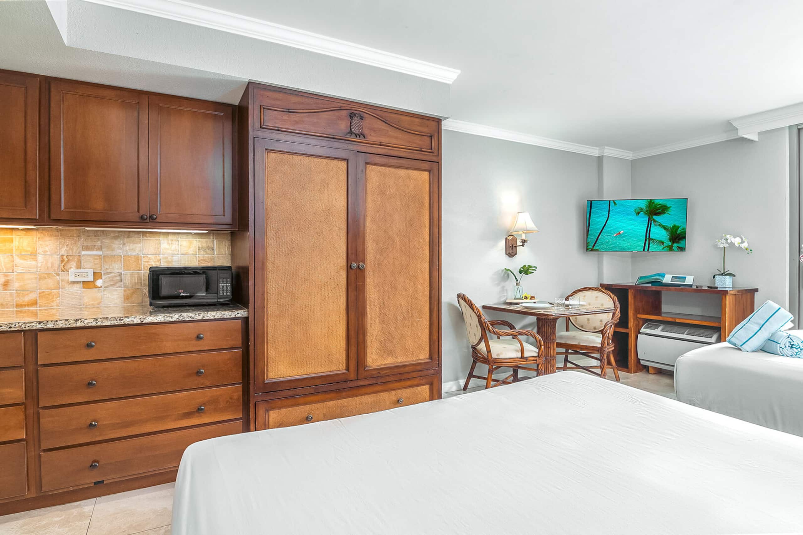 Condo in Honolulu · ★4.82 · 1 bedroom · 2 beds · 1 private bath - Image 13