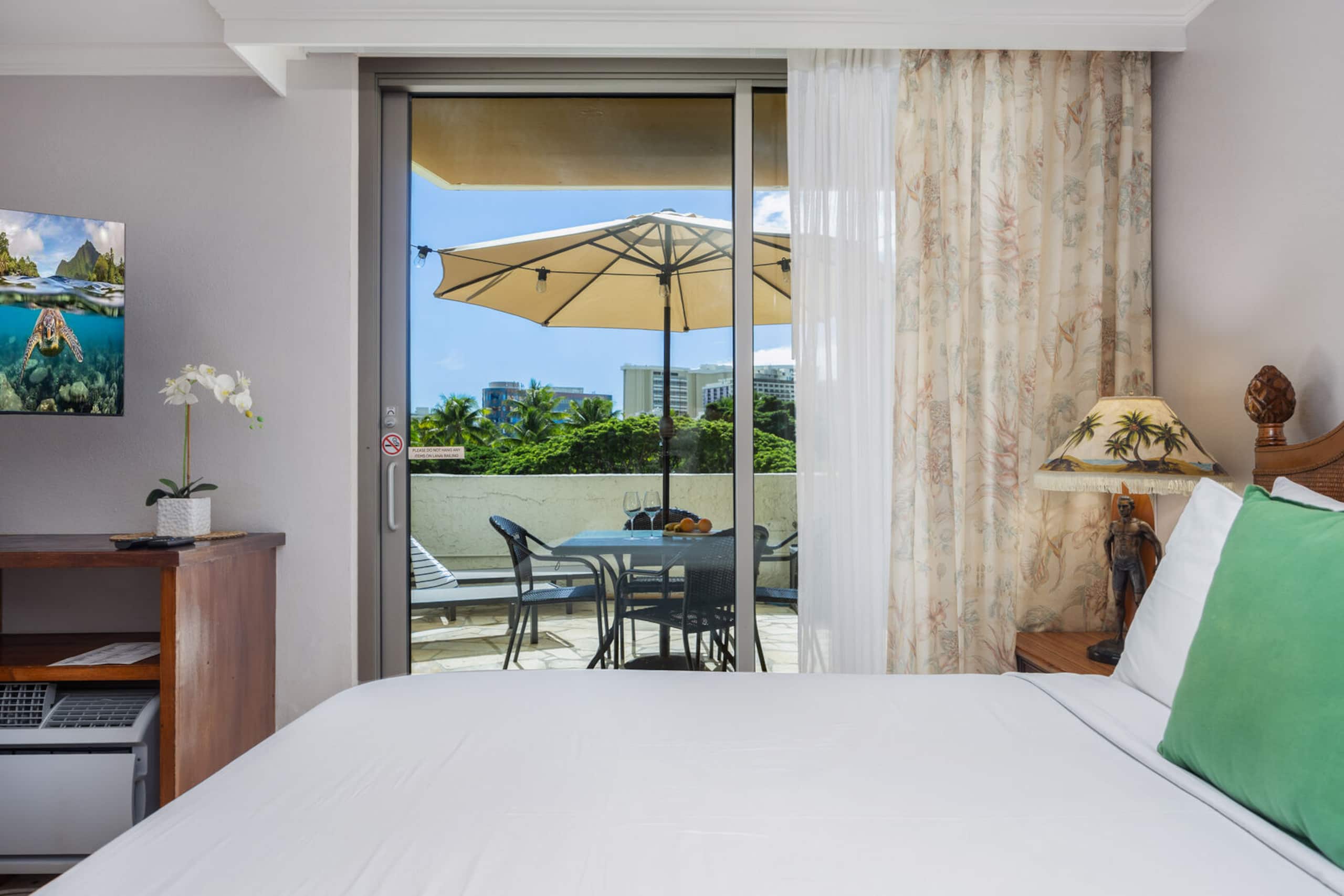 Condo in Honolulu · ★4.82 · 1 bedroom · 2 beds · 1 private bath - Image 2