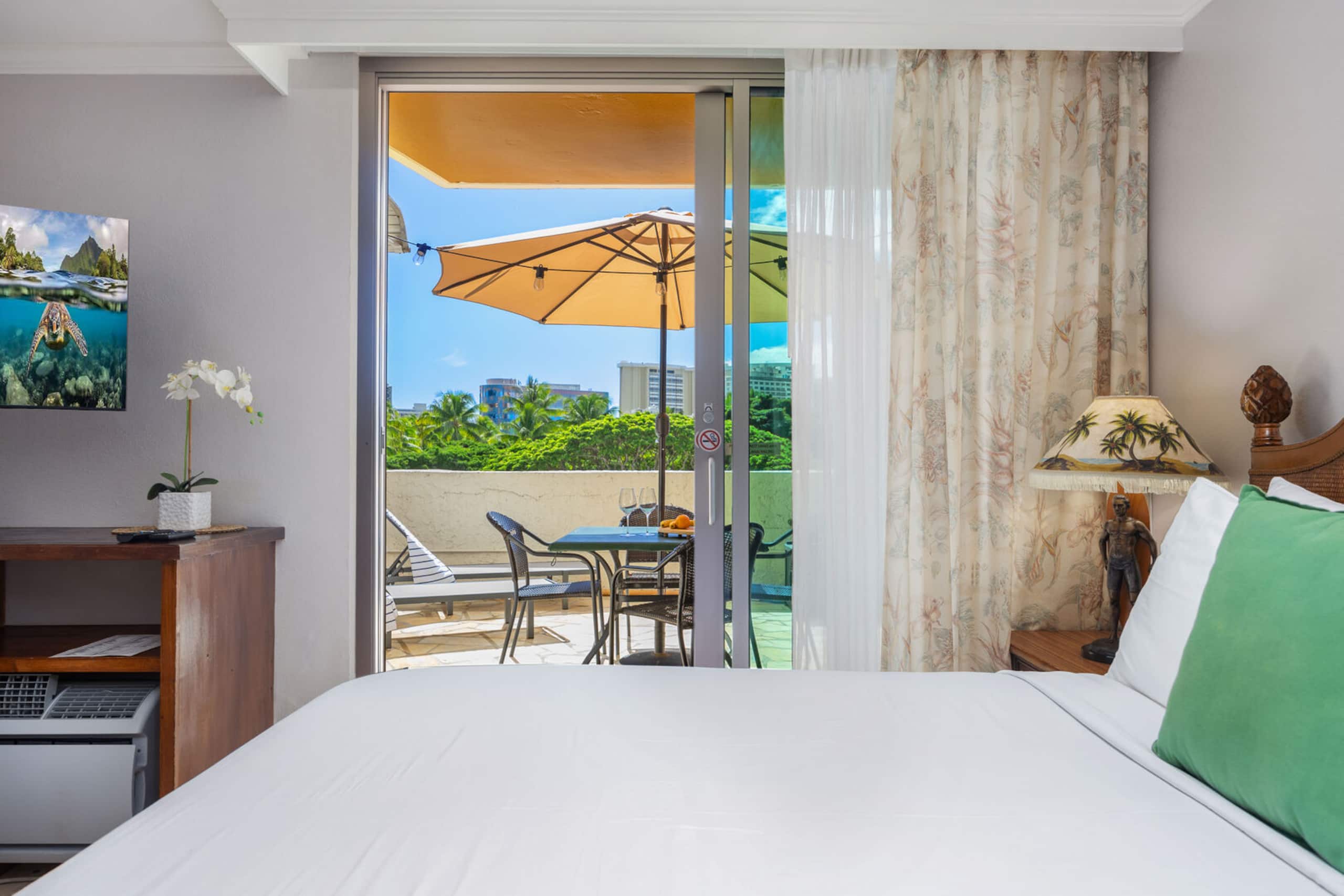Condo in Honolulu · ★4.82 · 1 bedroom · 2 beds · 1 private bath - Image 27