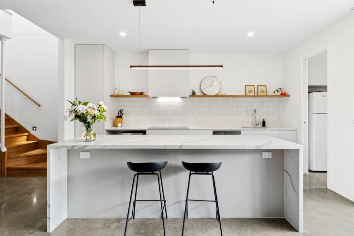 Lonnie gallery image 3