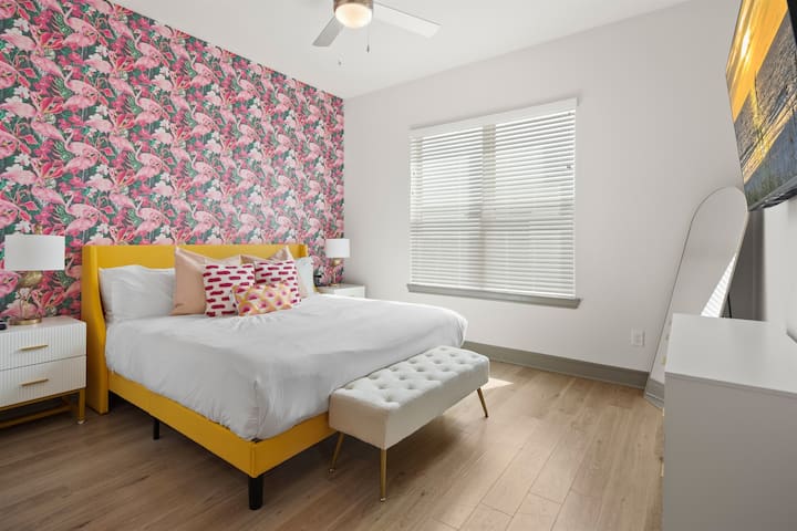 Ამ ოთახში წარმოდგენილია თამამი და თანამედროვე დიზაინი მხიარული შტრიხით