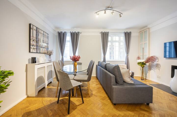 The Buckingham Palace Experience – 2 Bedroom Charm gallery image 4