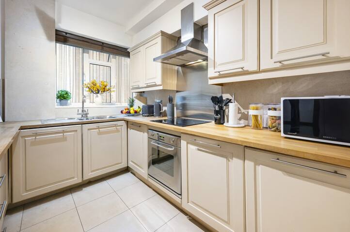 The Buckingham Palace Experience – 2 Bedroom Charm gallery image 3