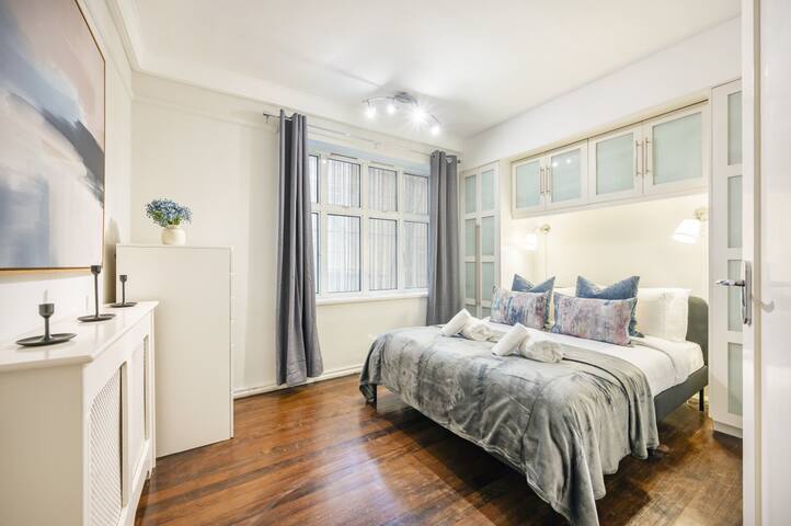 The Buckingham Palace Experience – 2 Bedroom Charm gallery image 2