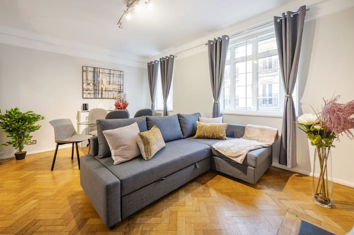 The Buckingham Palace Experience – 2 Bedroom Charm