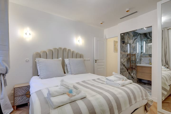 Убава спална соба со поглед кон бањата 