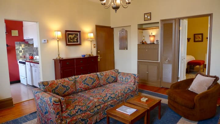 Schreiber Suite: Mid-century Modern Comfort - St. Louis, MO