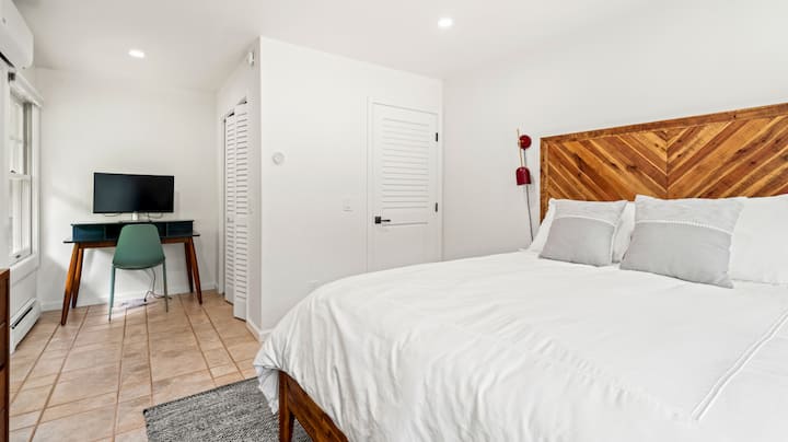 Në nivelin e hyrjes, kjo dhomë gjumi e rehatshme vjen e pajisur me një krevat dopio "queen", dollap të madh dhe televizor.