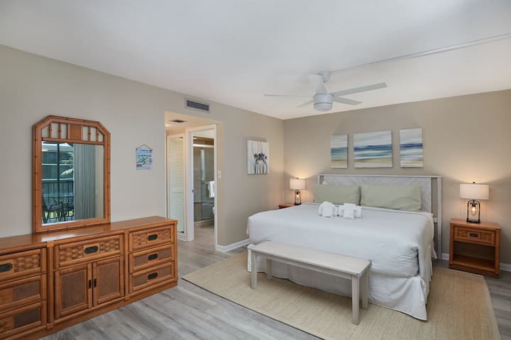 חדר שינה ראשי עם מיטת קינג סייז וחדר רחצה צמוד וגישה לפטיו 