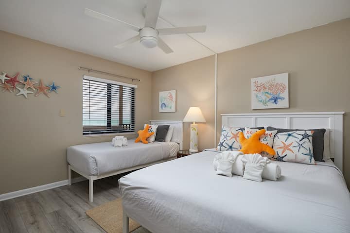 חדר שינה לאורחים עם מיטות זוגיות ומיטות זוגיות