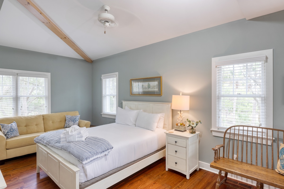 La chambre 3 dispose d'un lit Queen Size et d'une salle de bain attenante.